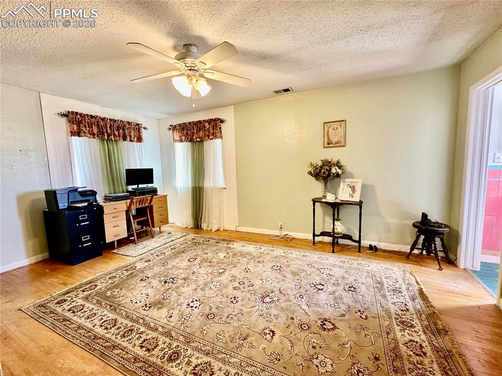 Image 25 of 50: Bedroom