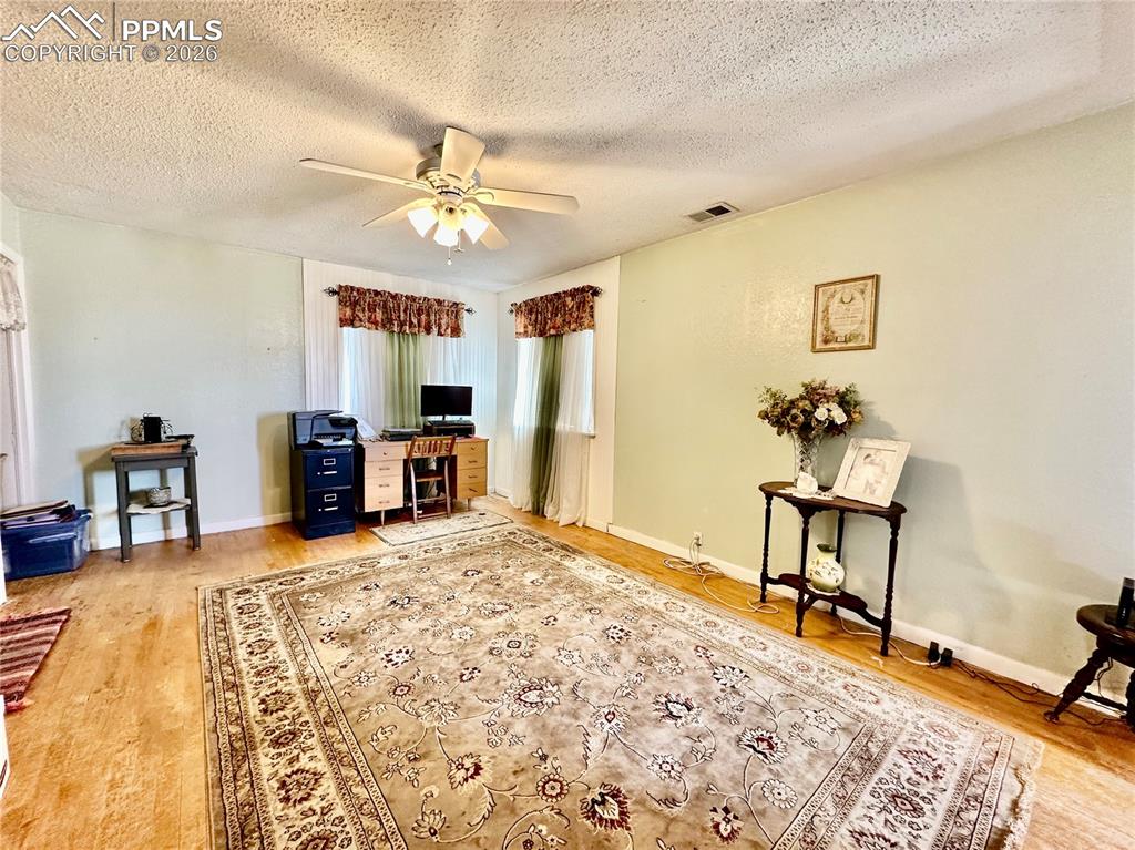 Image 26 of 50: Bedroom