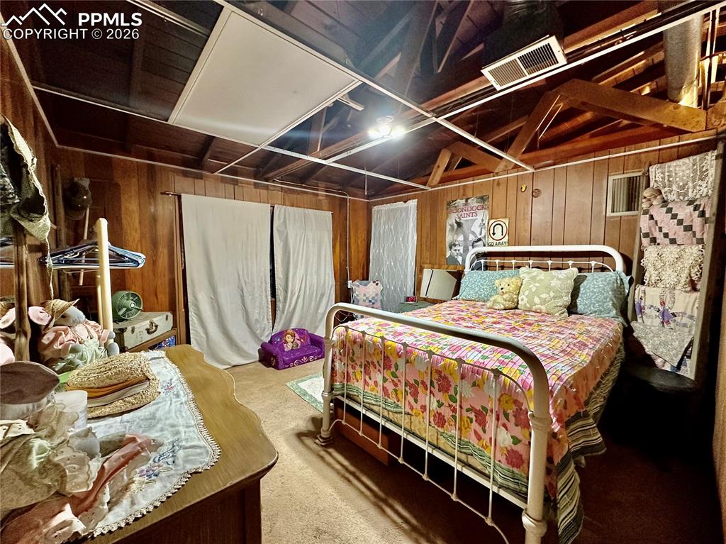 Image 31 of 50: Bedroom