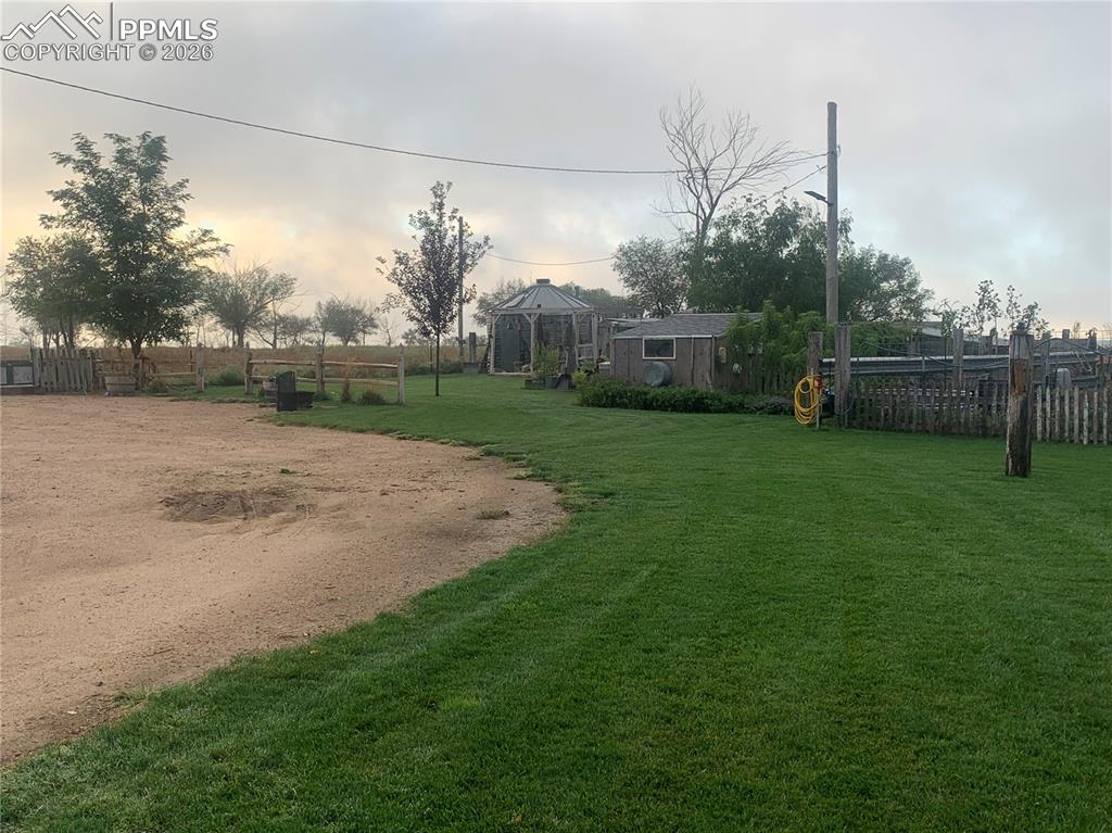 Image 35 of 50: Yard