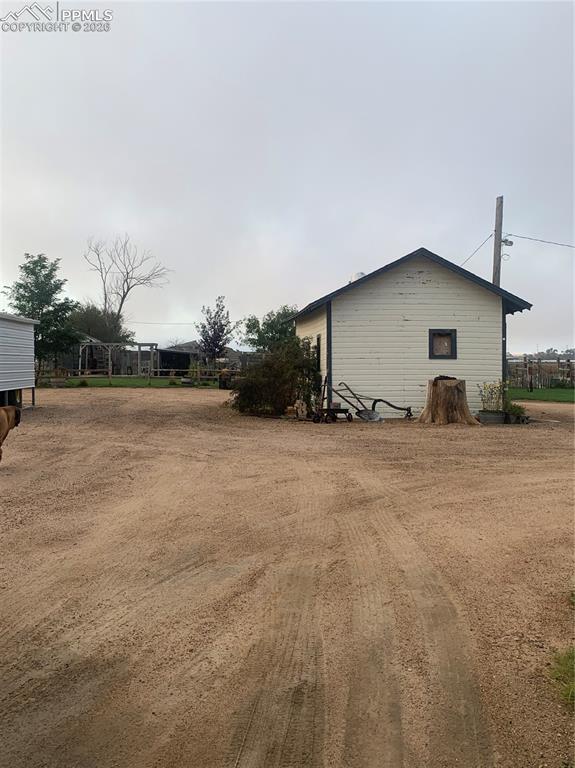 Image 36 of 50: Yard