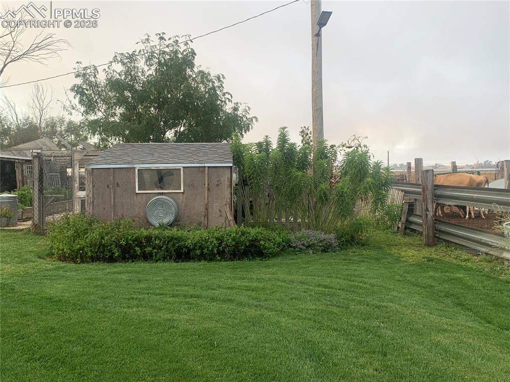 Image 37 of 50: Yard