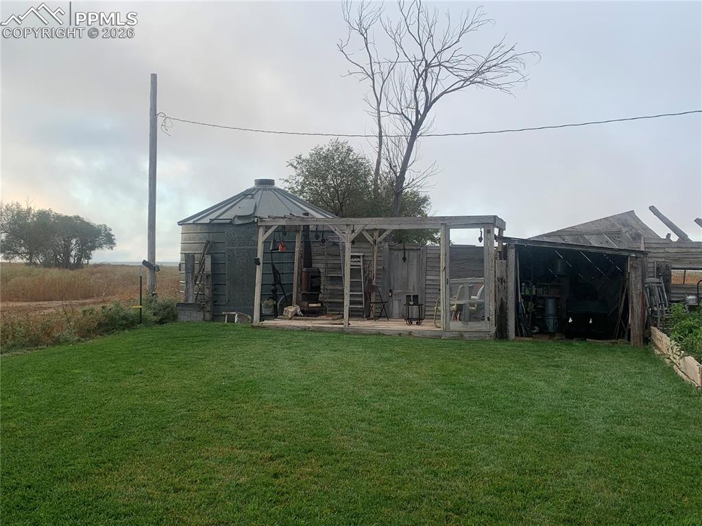 Image 39 of 50: Yard