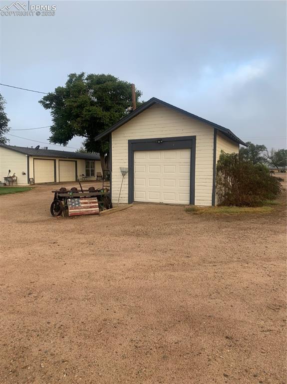 Image 42 of 50: Garage