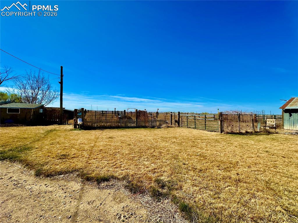 Image 47 of 50: Yard