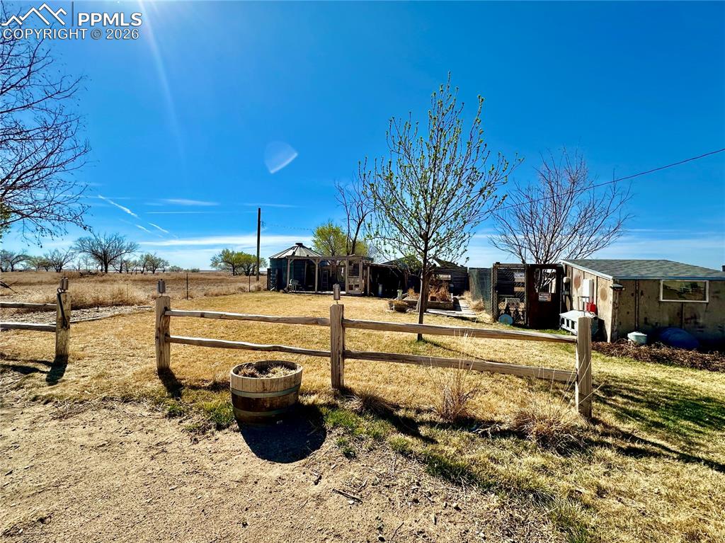 Image 48 of 50: Yard