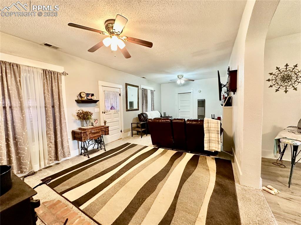 Image 5 of 50: Living Room