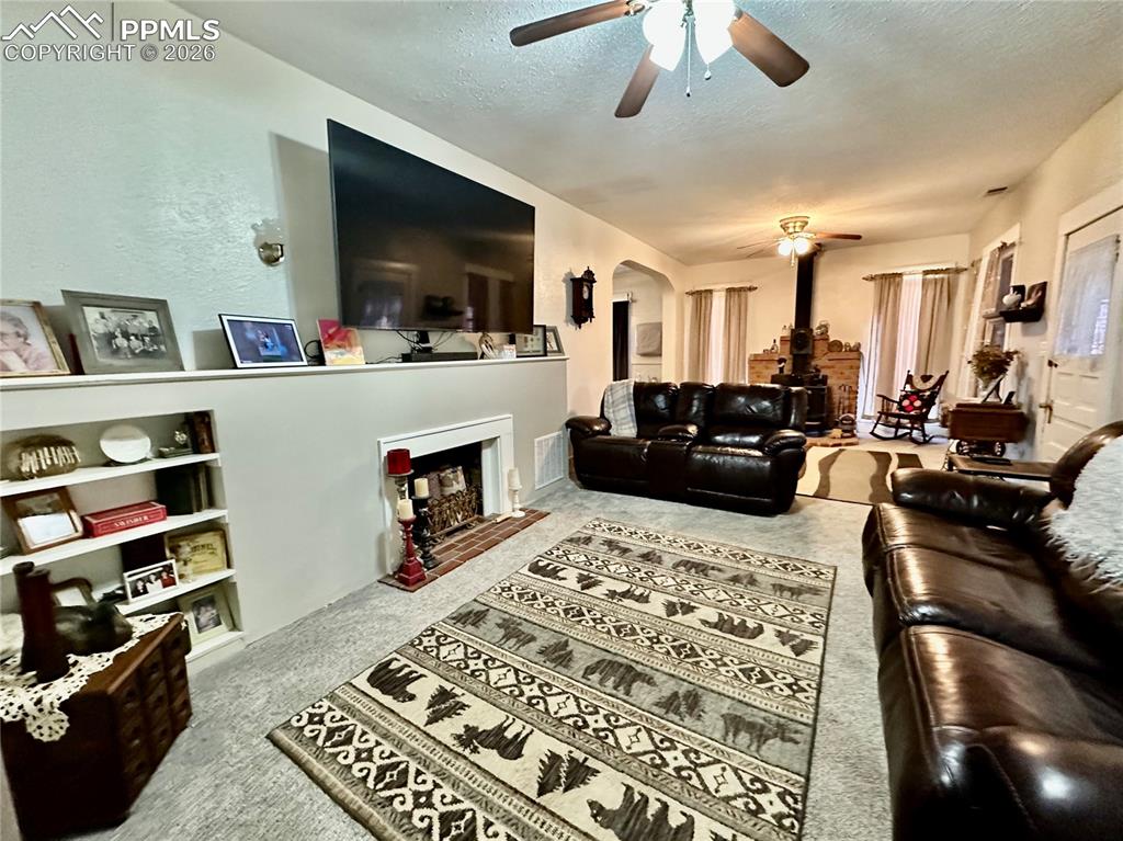 Image 6 of 50: Living Room