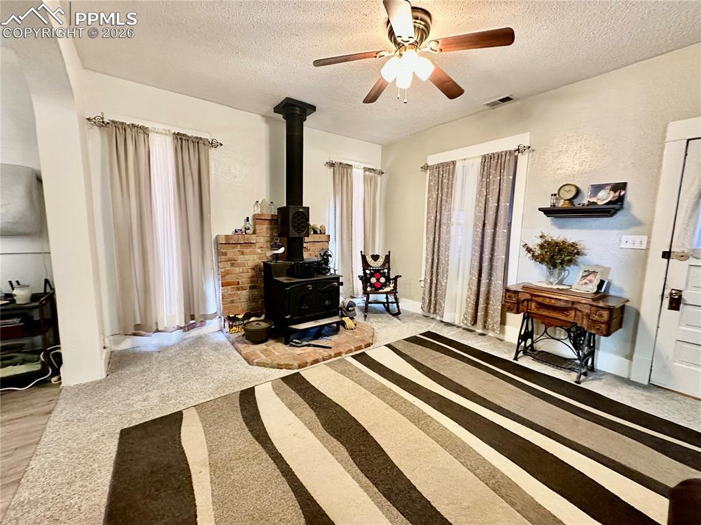 Image 7 of 50: Living Room