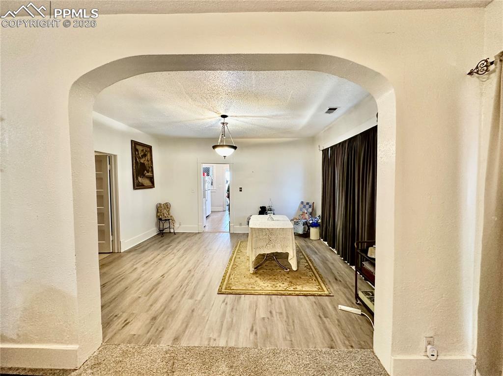 Image 8 of 50: Dining Area