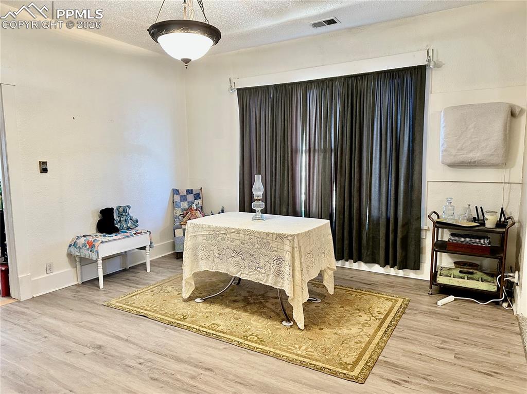 Image 9 of 50: Dining Area