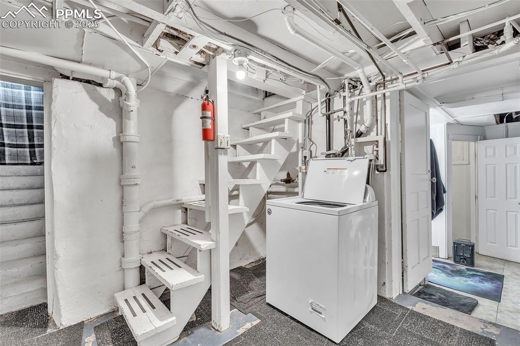 Image 27 of 49: Utility room with washer / clothes dryer