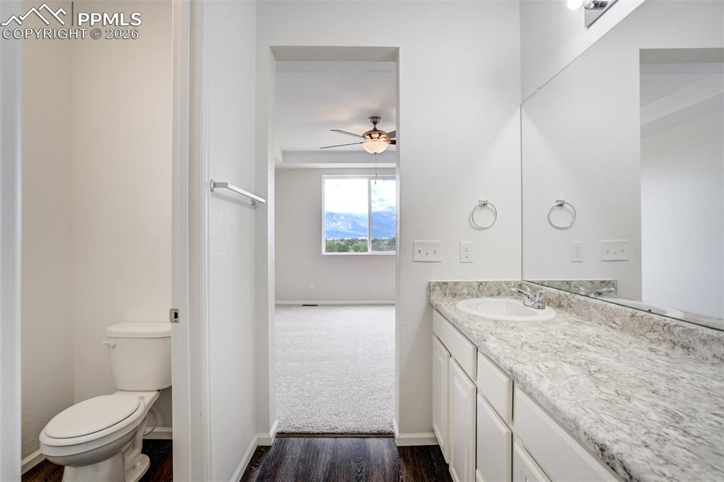 Image 21 of 49: Bathroom