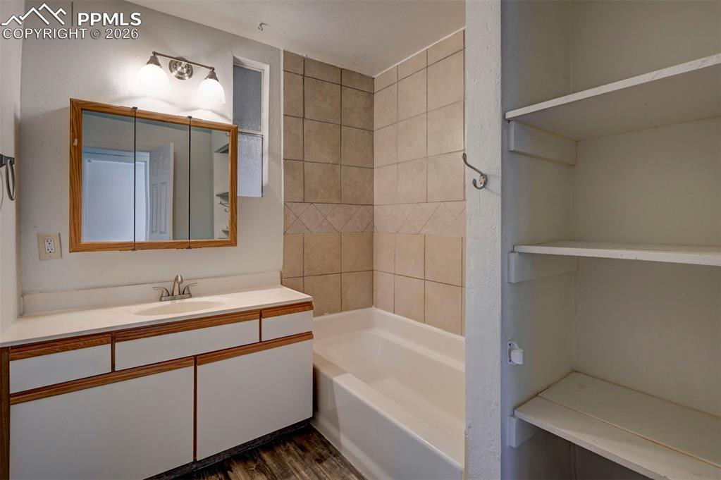 Image 23 of 41: Bathroom