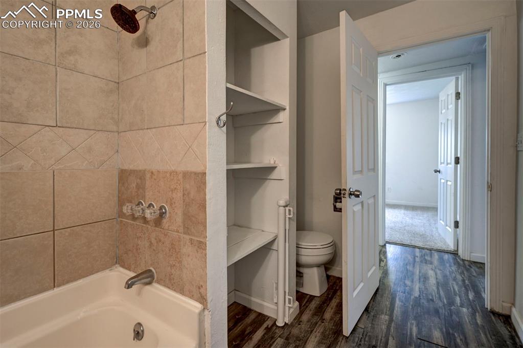 Image 24 of 41: Bathroom