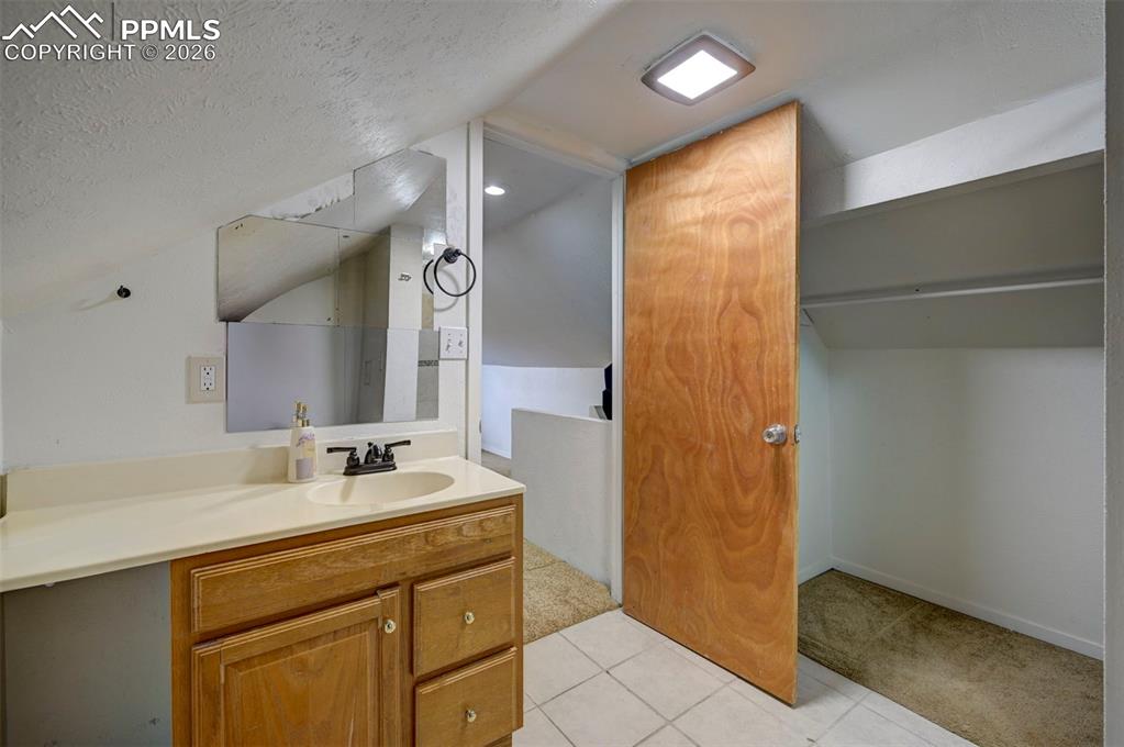 Image 29 of 41: Bathroom