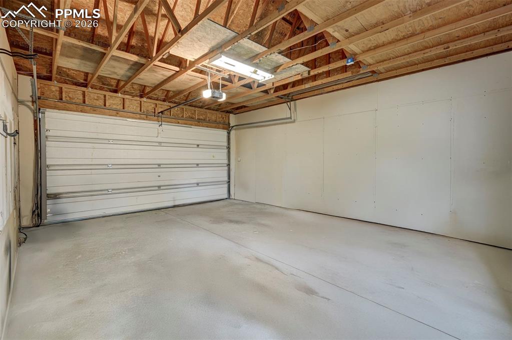 Image 31 of 41: Garage