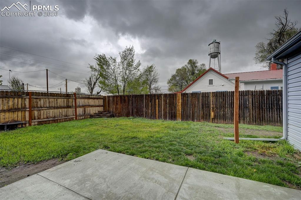 Image 32 of 41: Yard