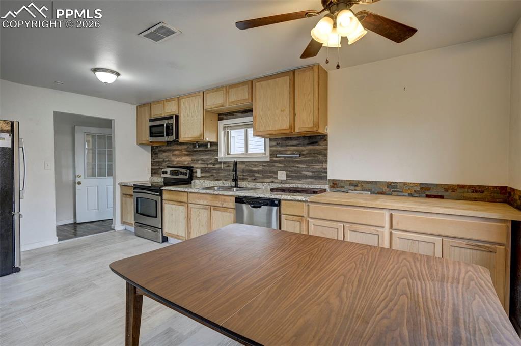 Image 5 of 41: Kitchen