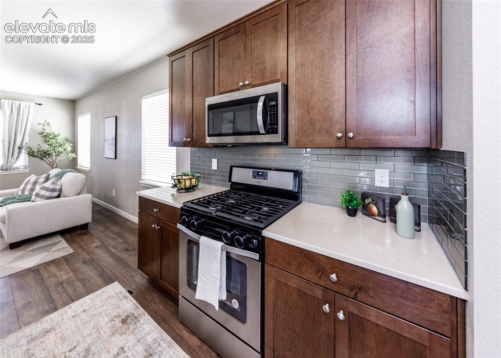 Image 17 of 49: Kitchen