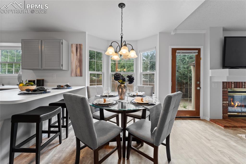 Image 10 of 40: Dining Area