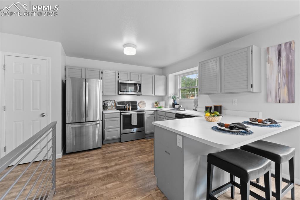 Image 11 of 40: Kitchen