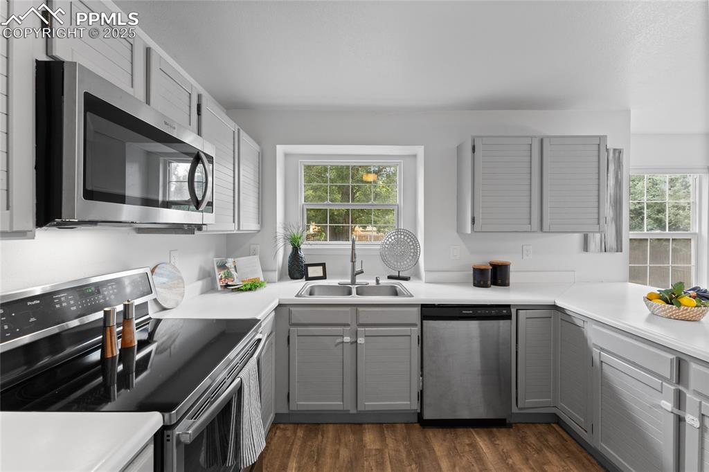 Image 12 of 40: Kitchen