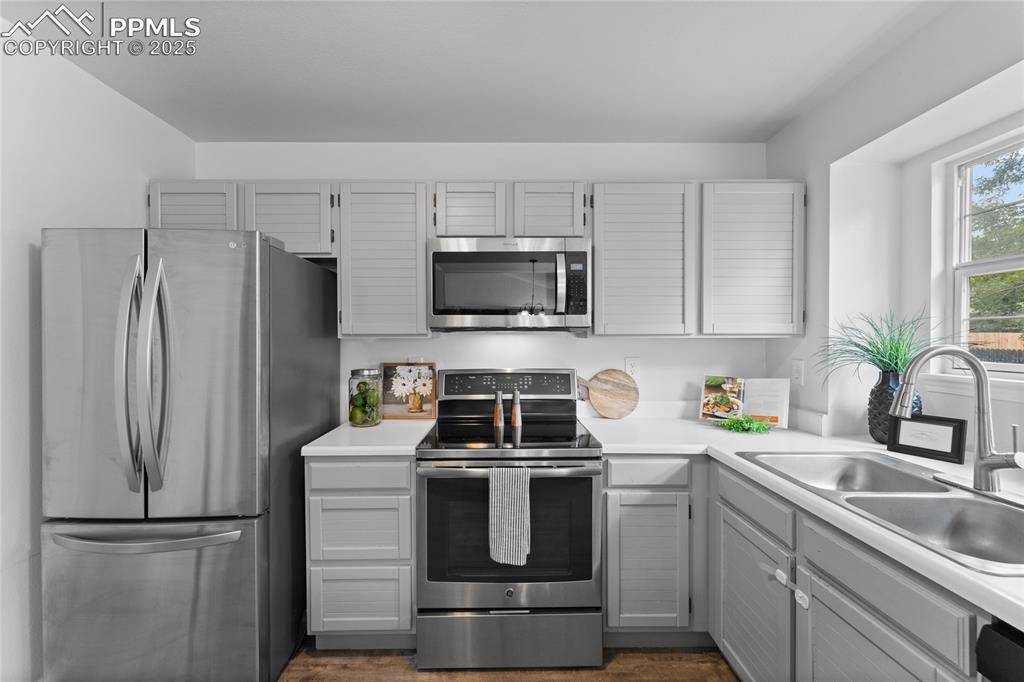Image 13 of 40: Kitchen