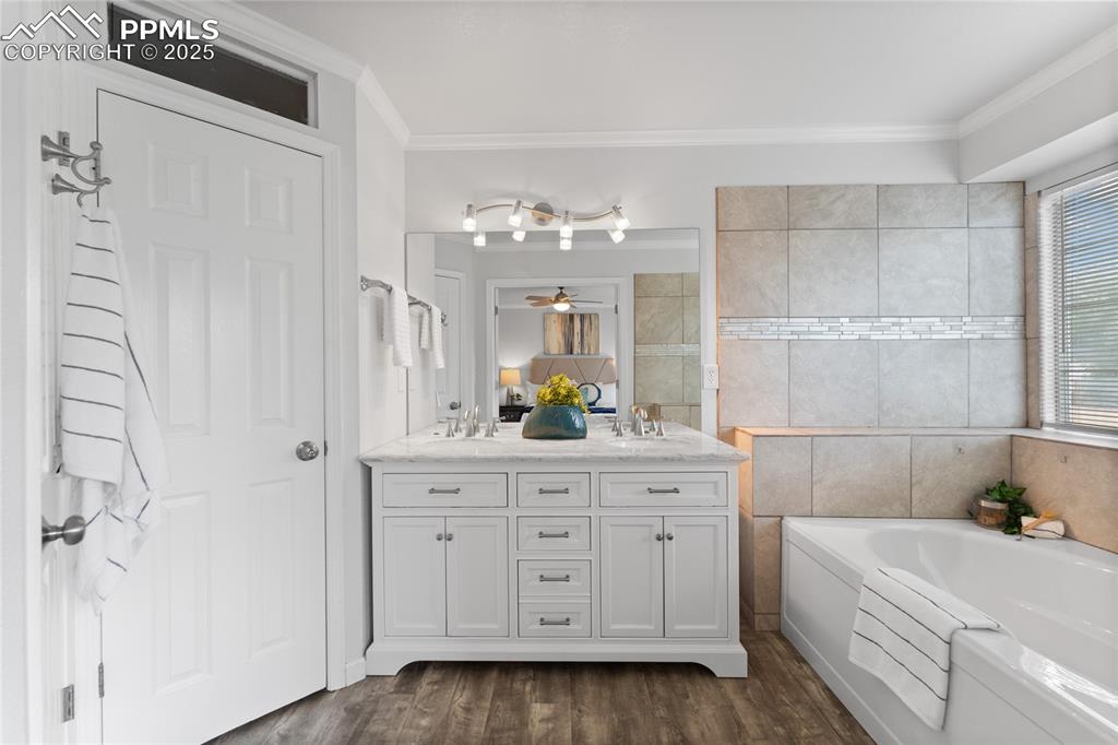 Image 19 of 40: Bathroom
