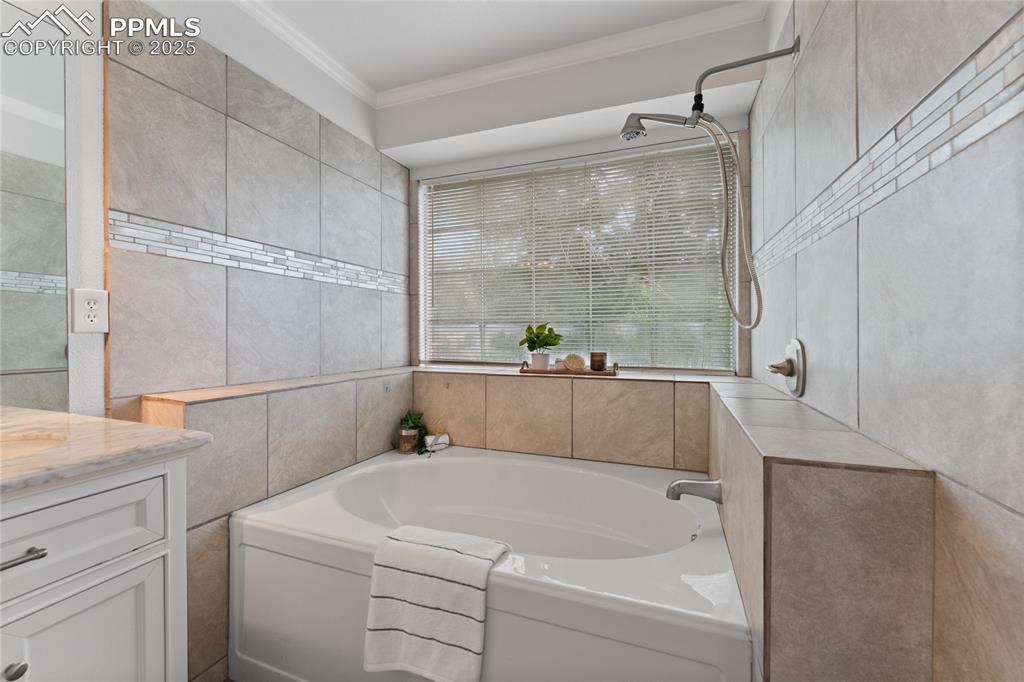 Image 20 of 40: Bathroom
