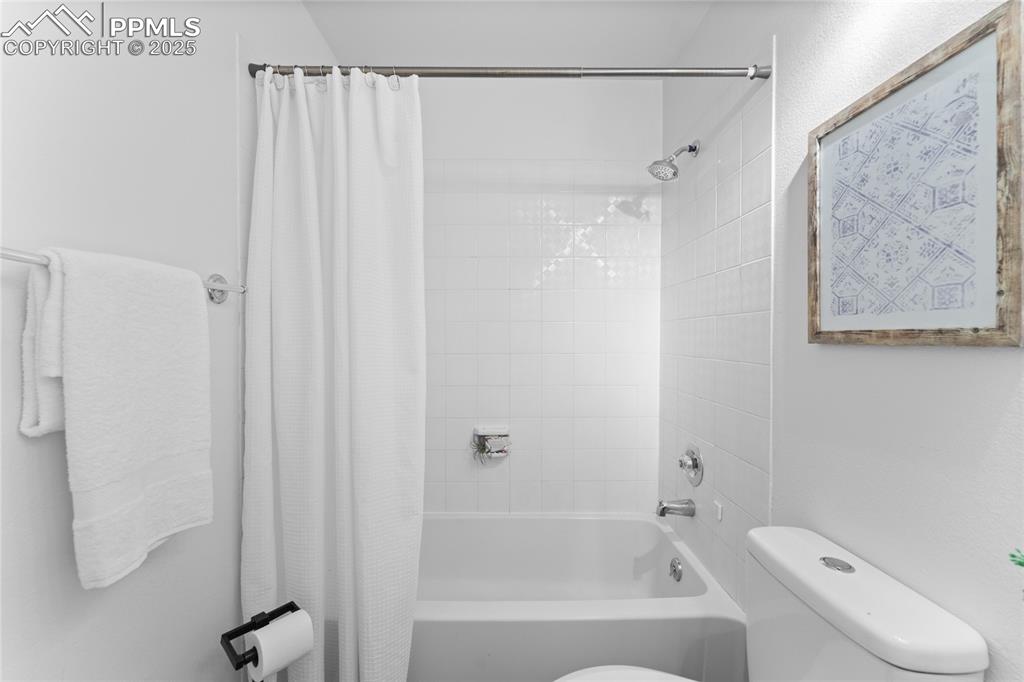 Image 24 of 40: Bathroom