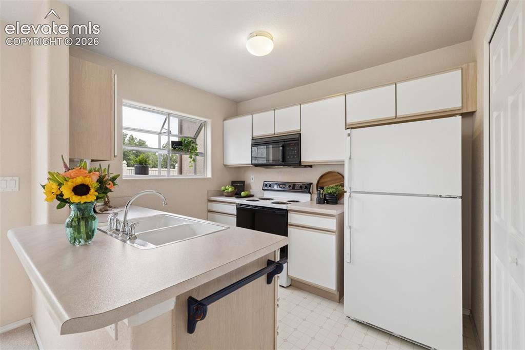 Image 10 of 37: Kitchen
