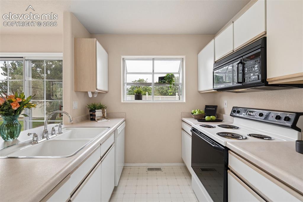 Image 11 of 37: Kitchen