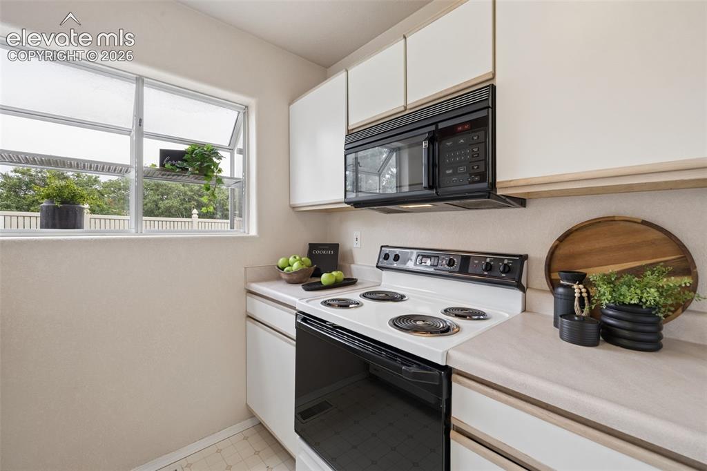 Image 12 of 37: Kitchen
