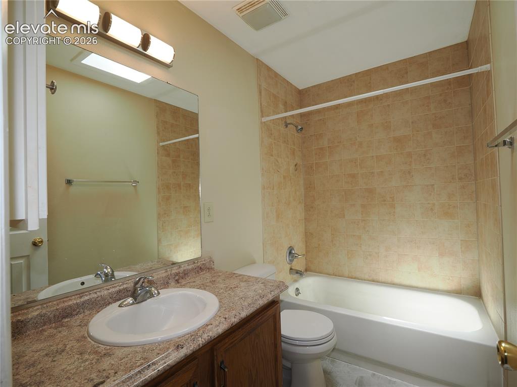 Image 10 of 30: Bathroom