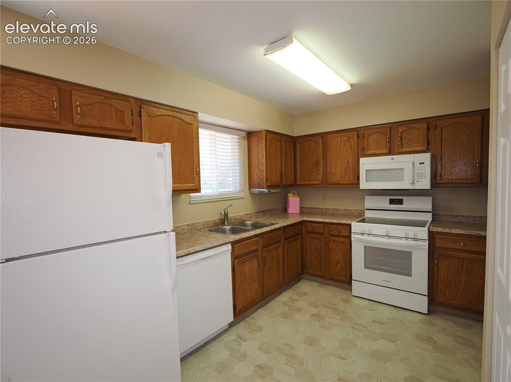 Image 7 of 30: Kitchen