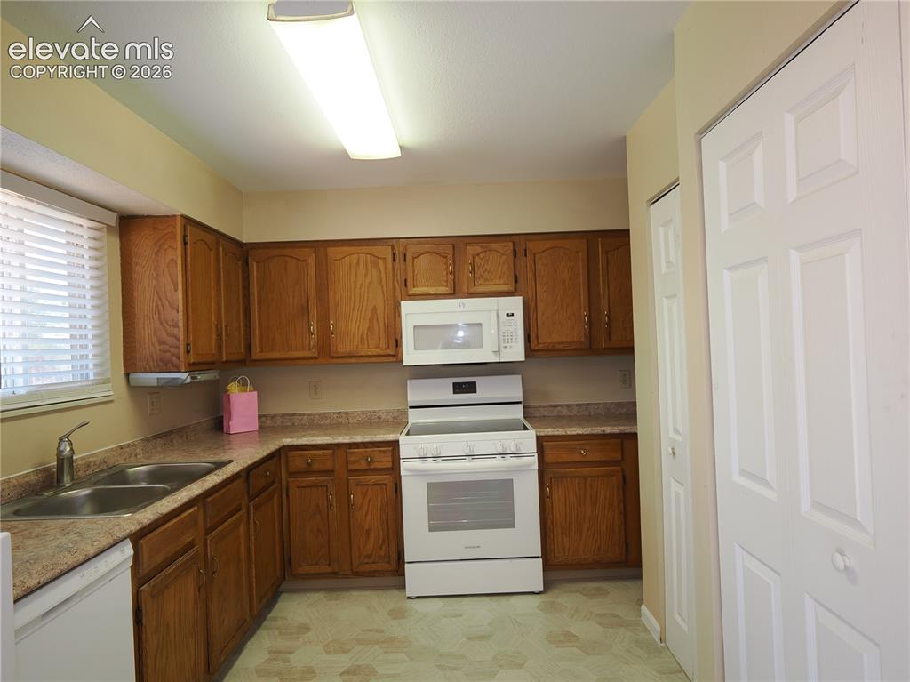 Image 8 of 30: Kitchen