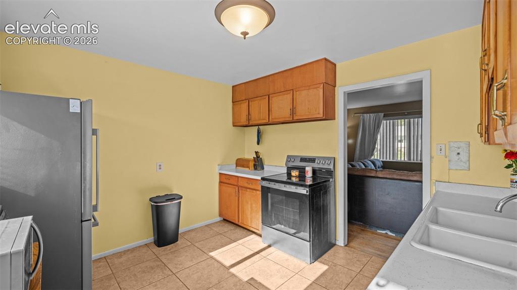 Image 19 of 42: Kitchen