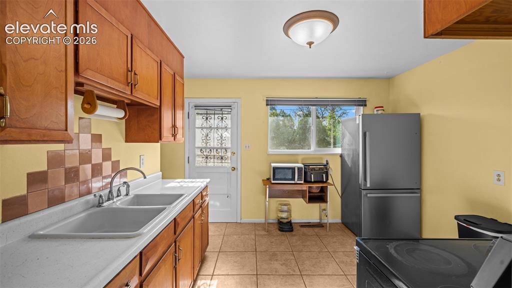 Image 20 of 42: Kitchen