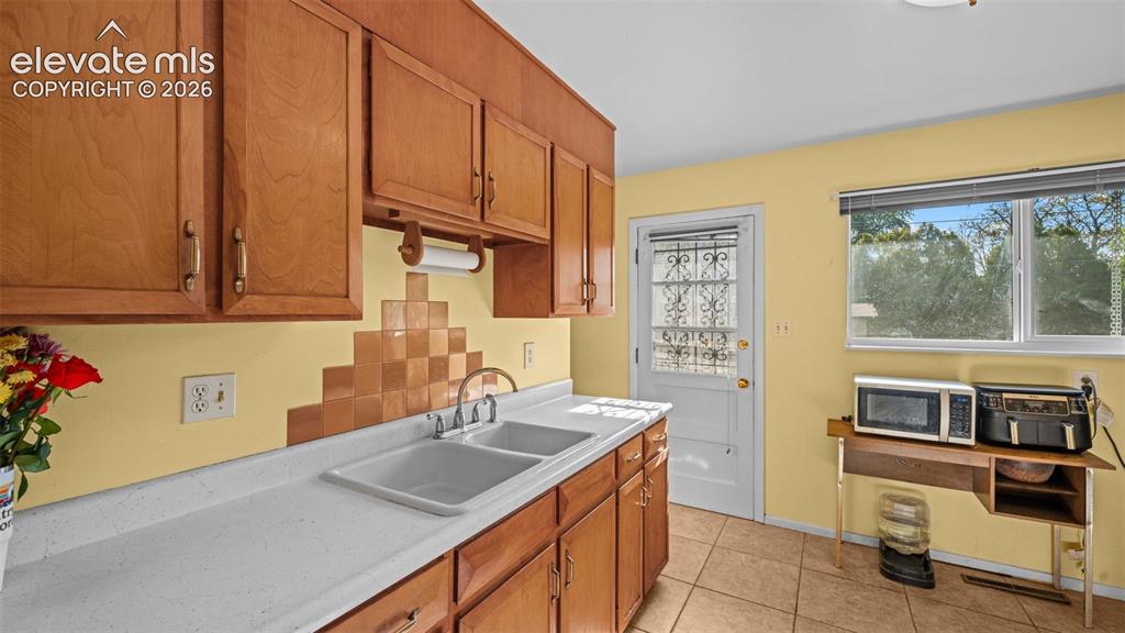 Image 21 of 42: Kitchen