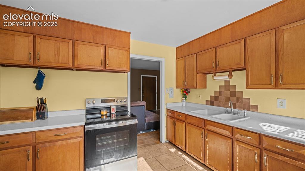 Image 22 of 42: Kitchen