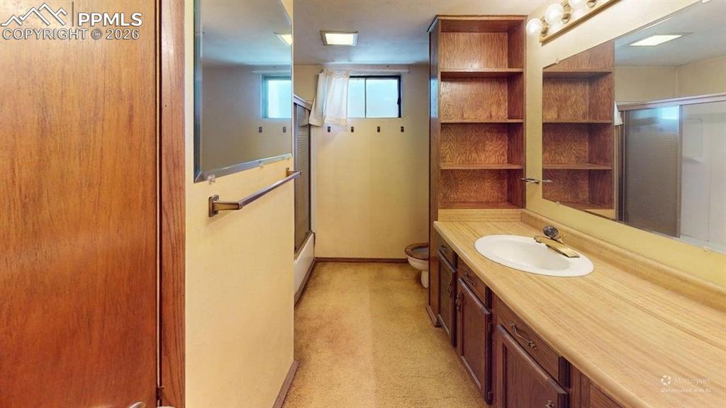 Image 16 of 17: Bathroom