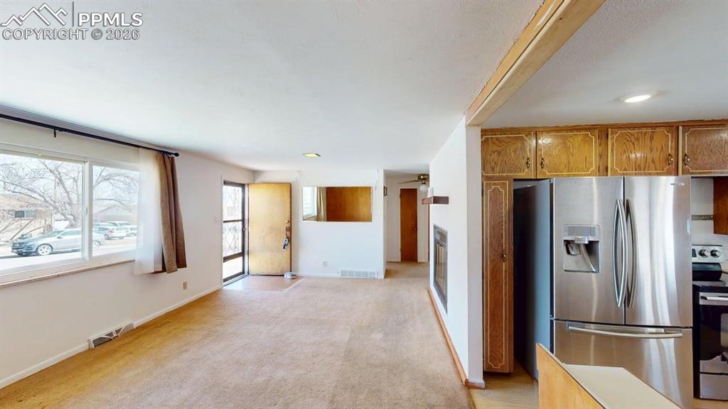 Image 7 of 17: Kitchen