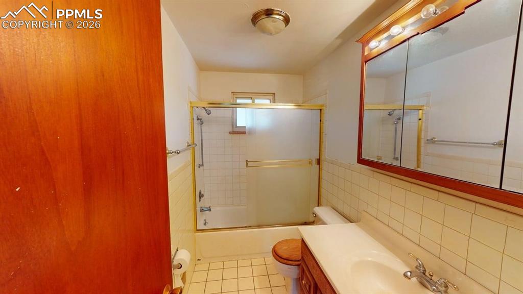 Image 8 of 17: Bathroom