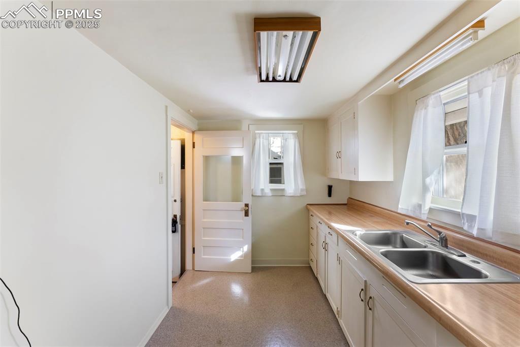 Image 10 of 48: Kitchen