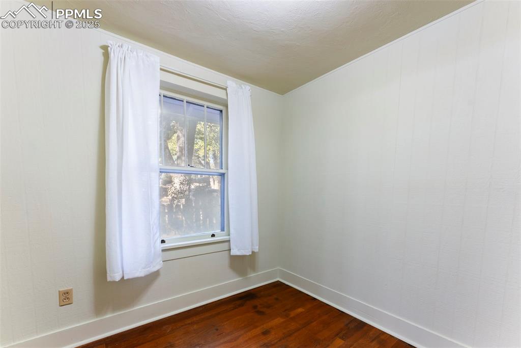 Image 18 of 48: Bedroom