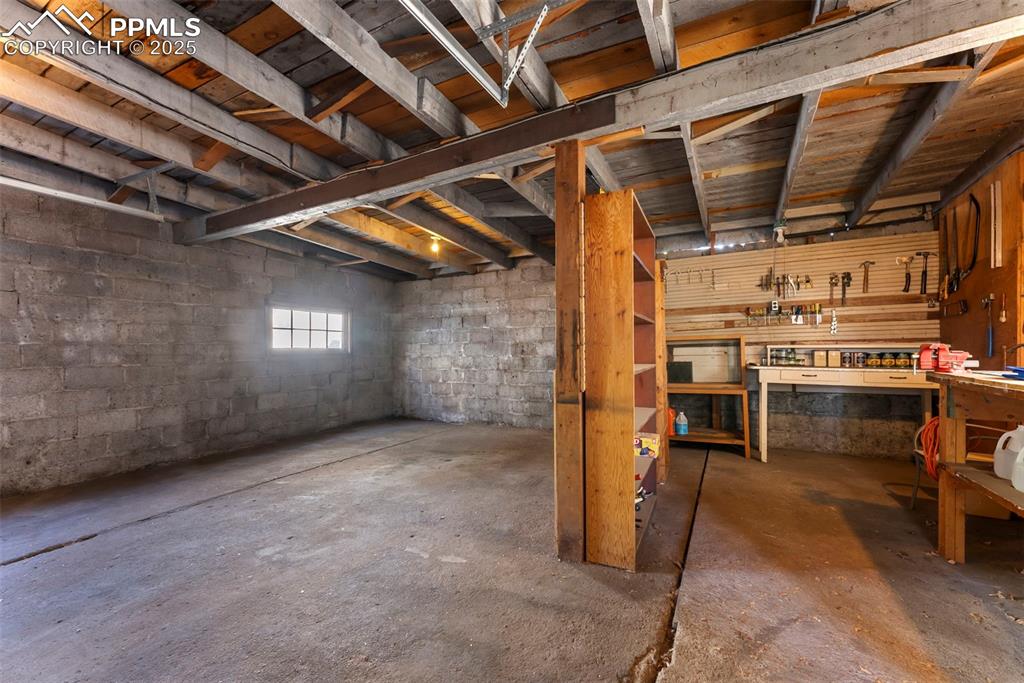 Image 28 of 48: Garage