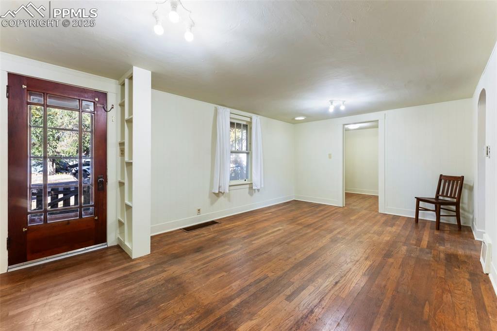 Image 5 of 48: Entry