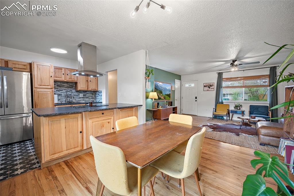 Image 11 of 49: Dining Area