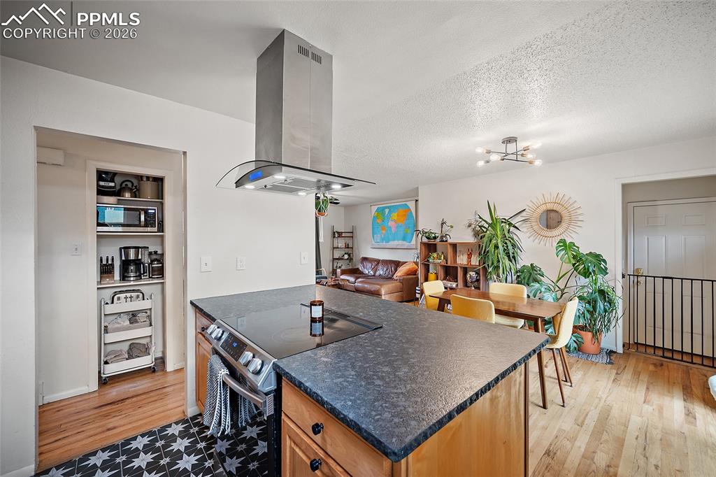 Image 14 of 49: Kitchen